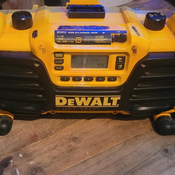 Dewalt radio - Picture 3 of 3
